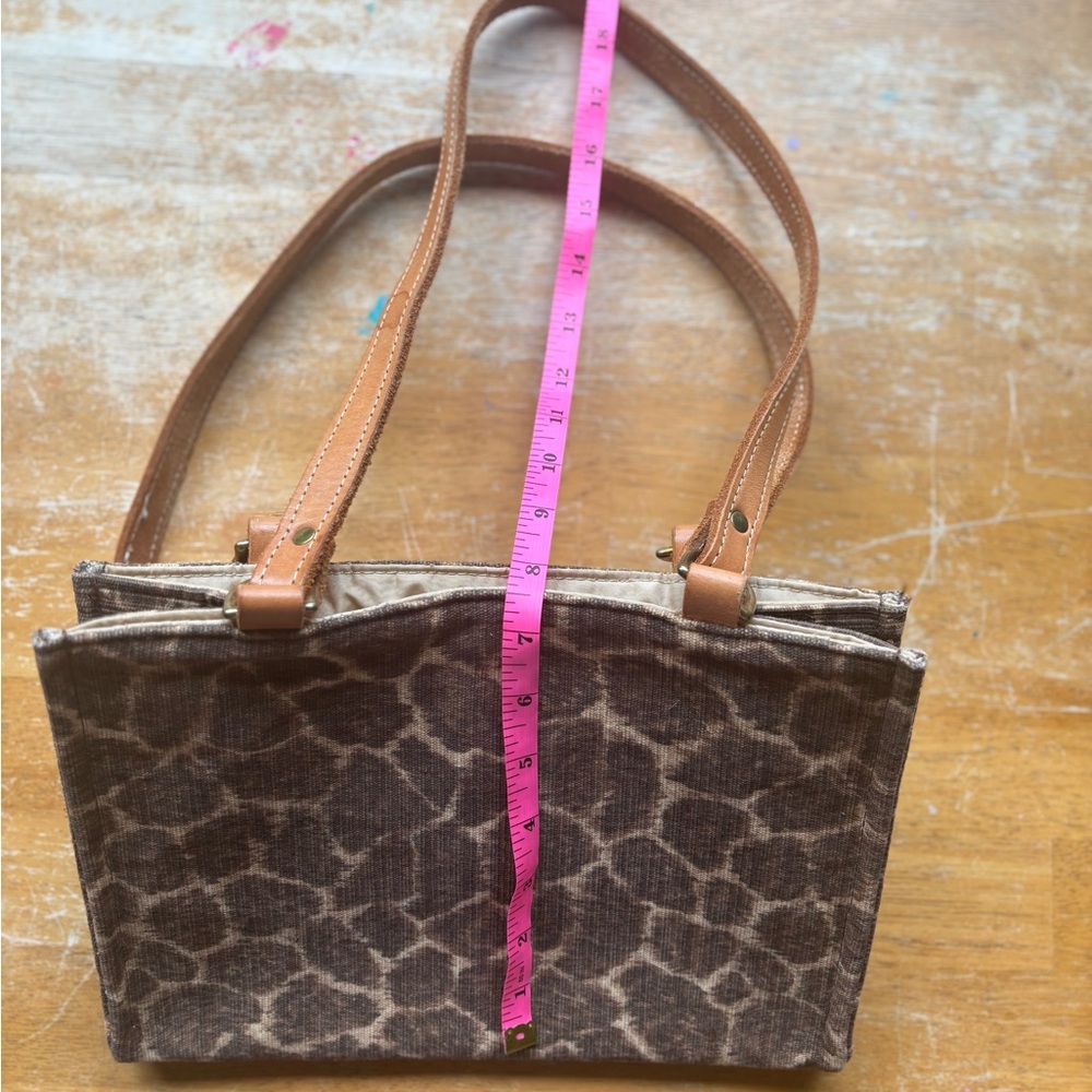 Giraffe print tote with Bee Broach and leather handles - Picture 8 of 11